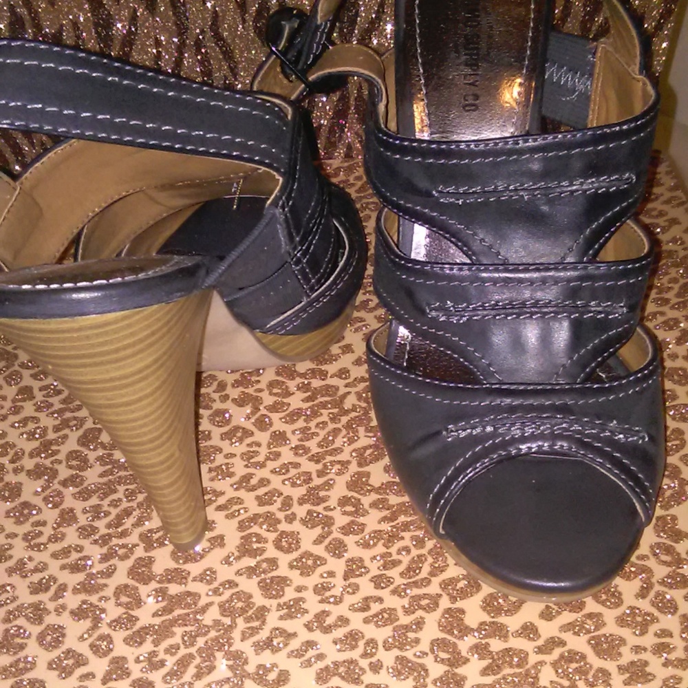 Mossimo Grey Heels Never been worn